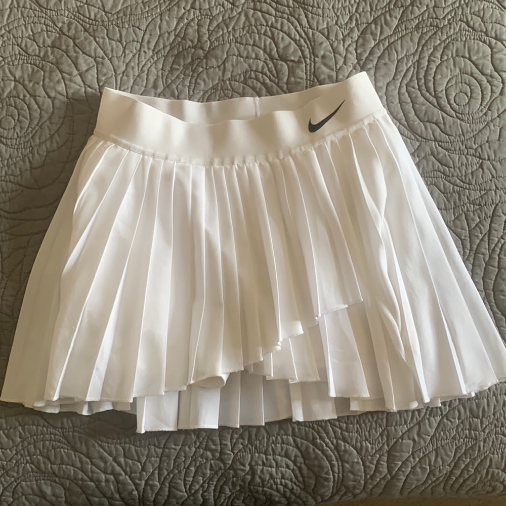 White pleated Nike golf or tennis skort 🤍 size S